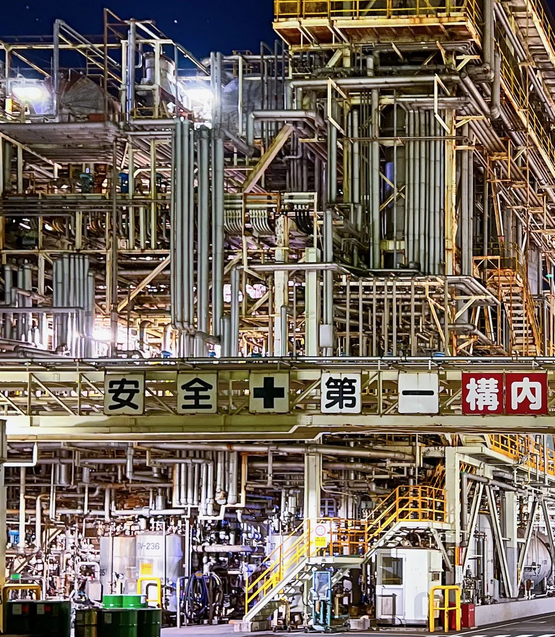 夜の工場風景