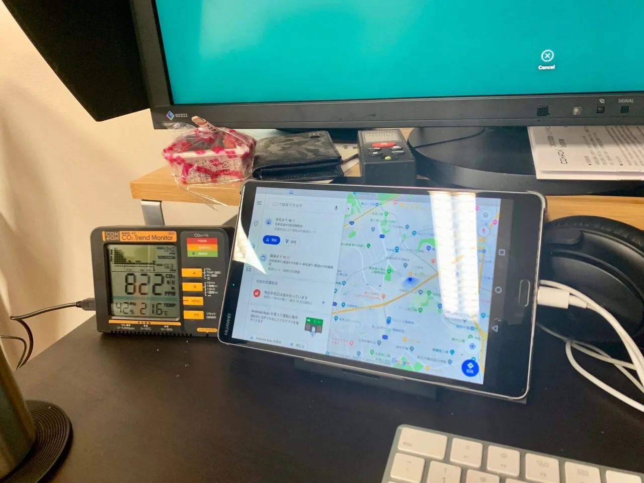 タブレット横のCO2モニター