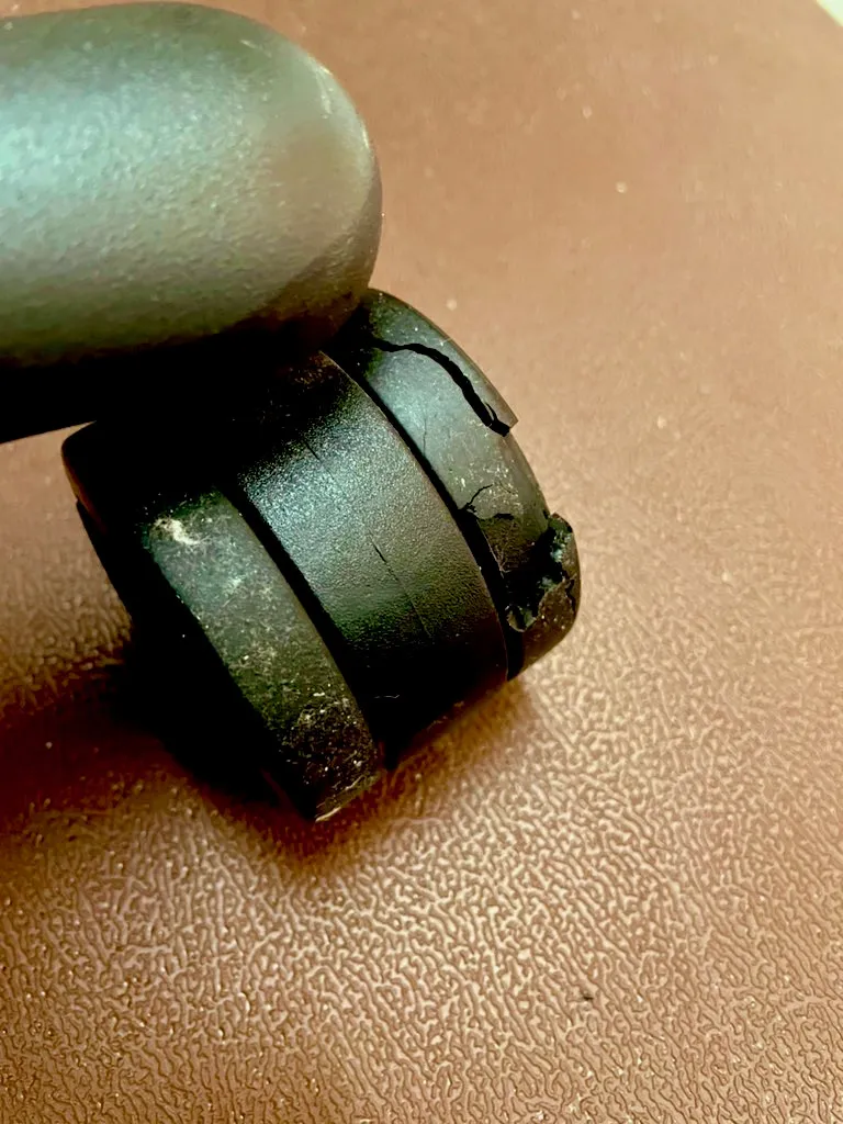 破損したキャスター