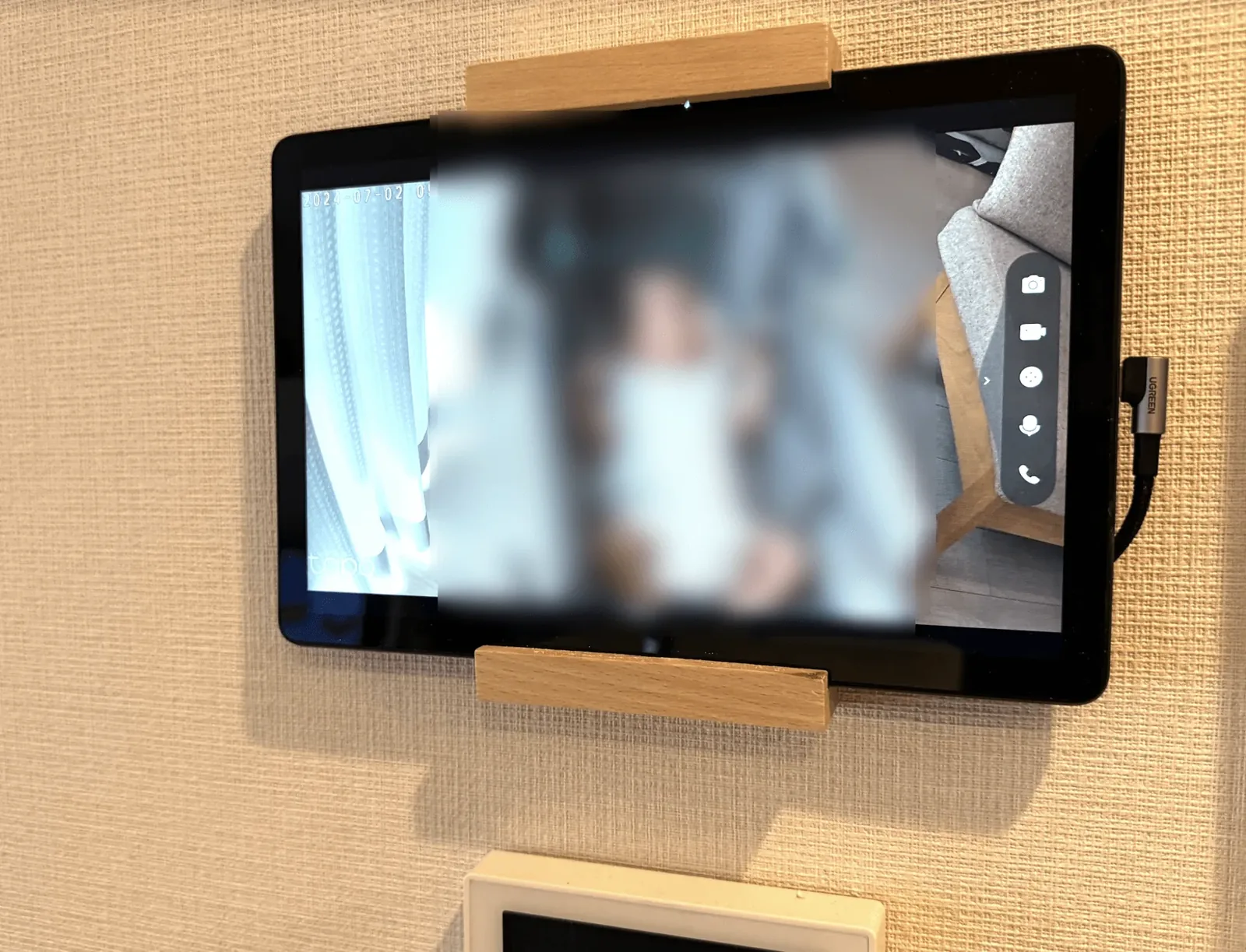 タブレット背面のケーブル配線