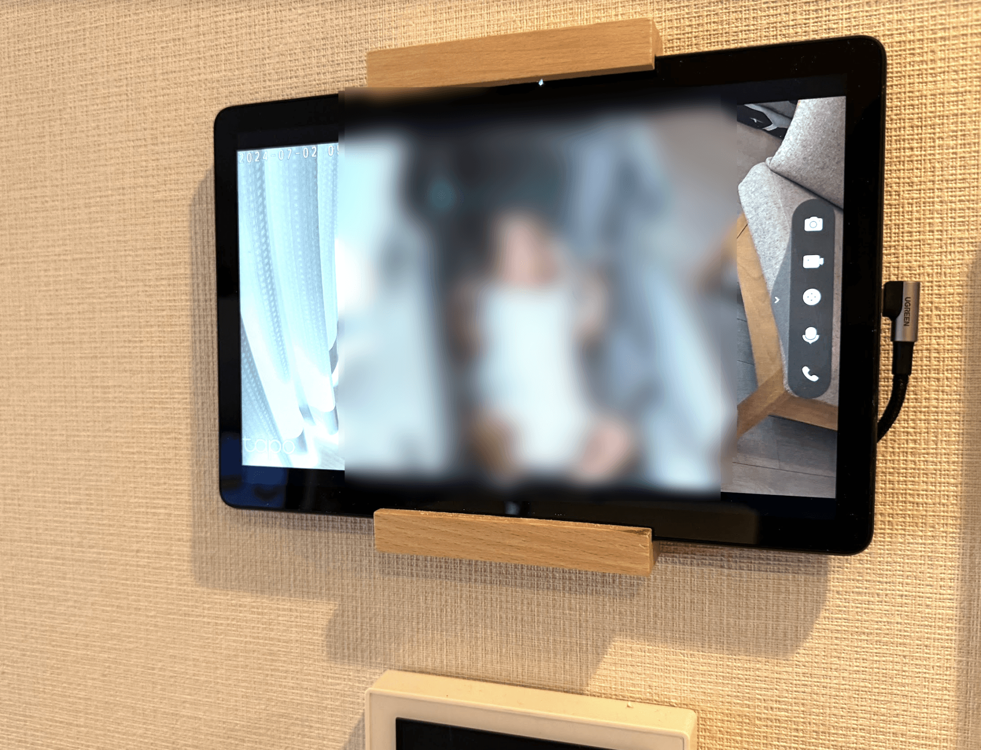 タブレット背面のケーブル配線