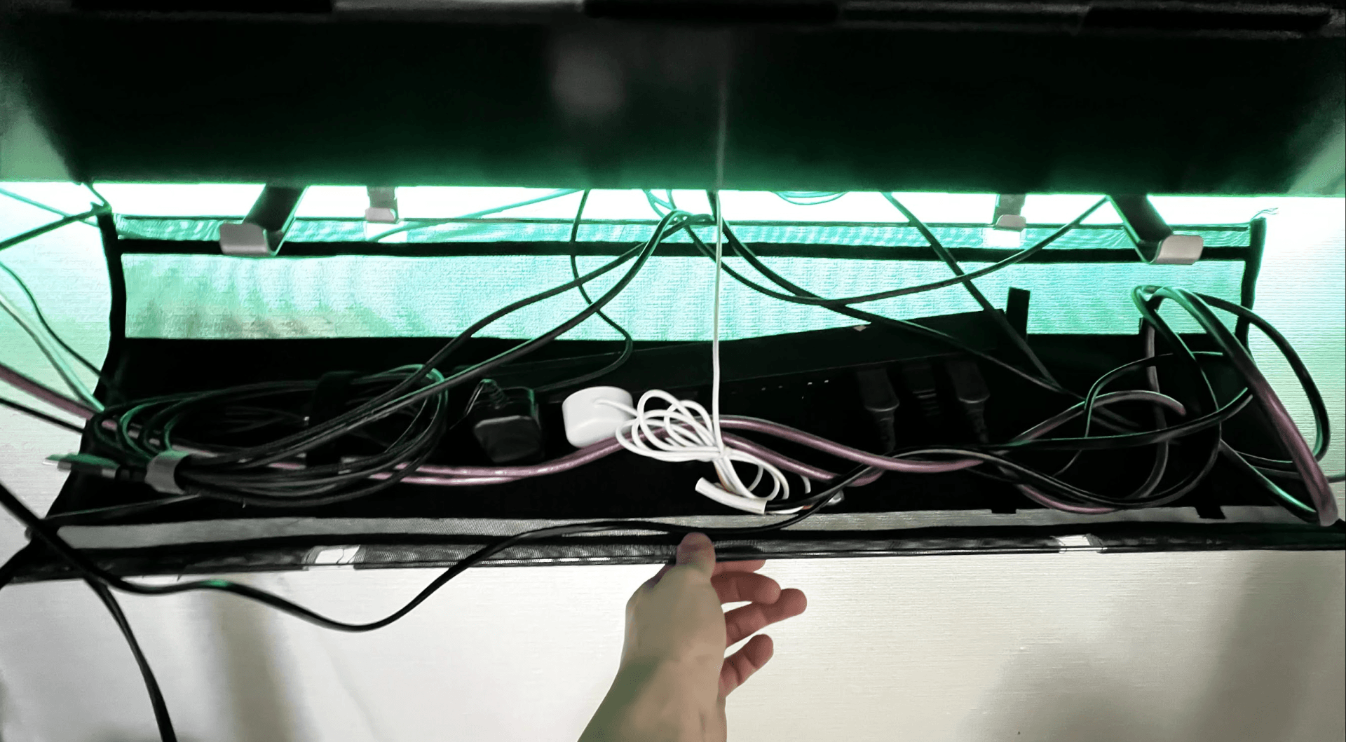 ケーブル収納トレー全体