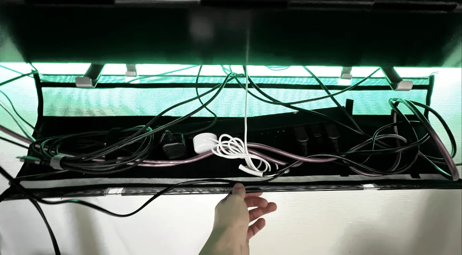 ケーブル収納トレー全体