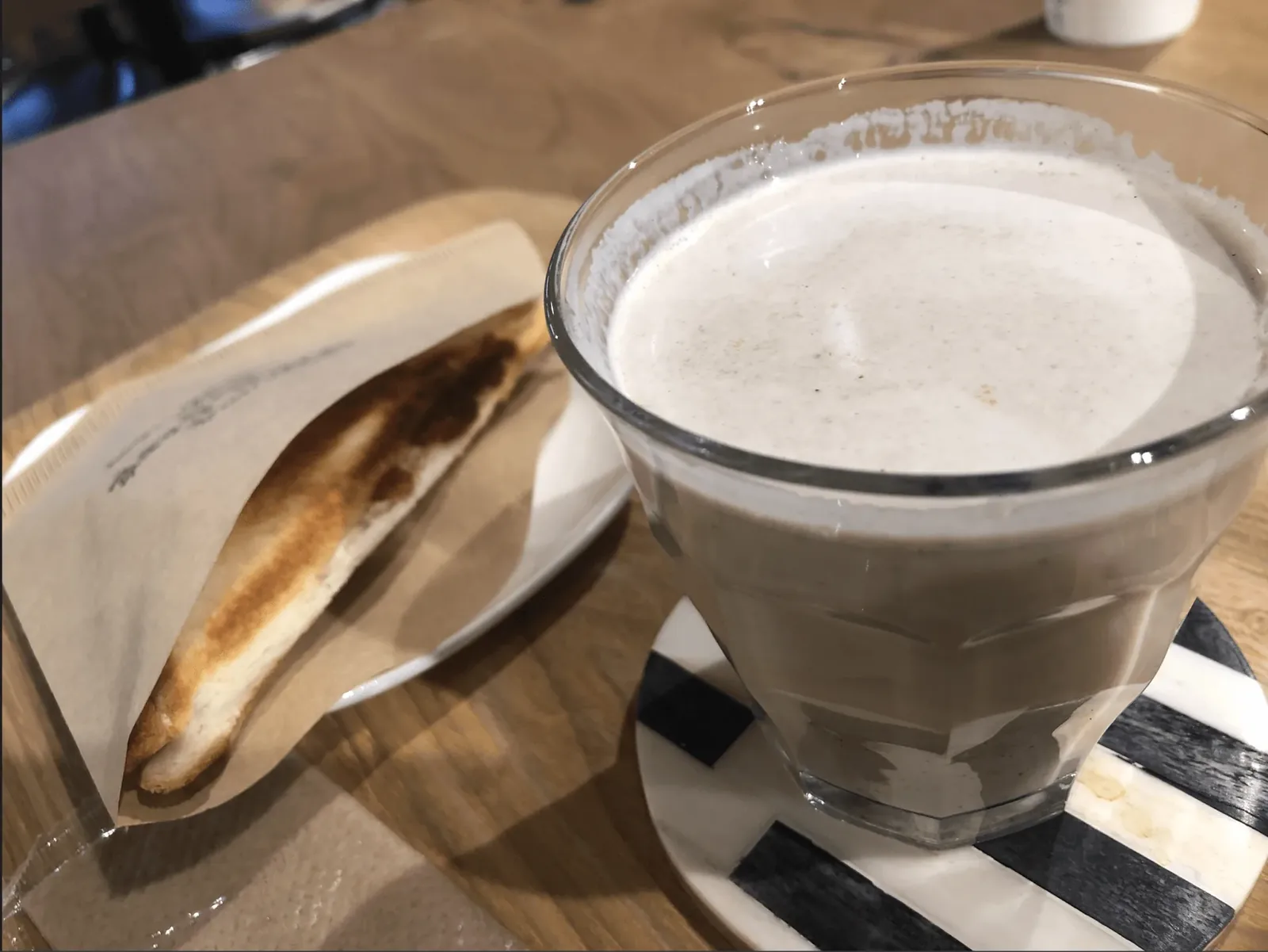 大使館前での受け取り