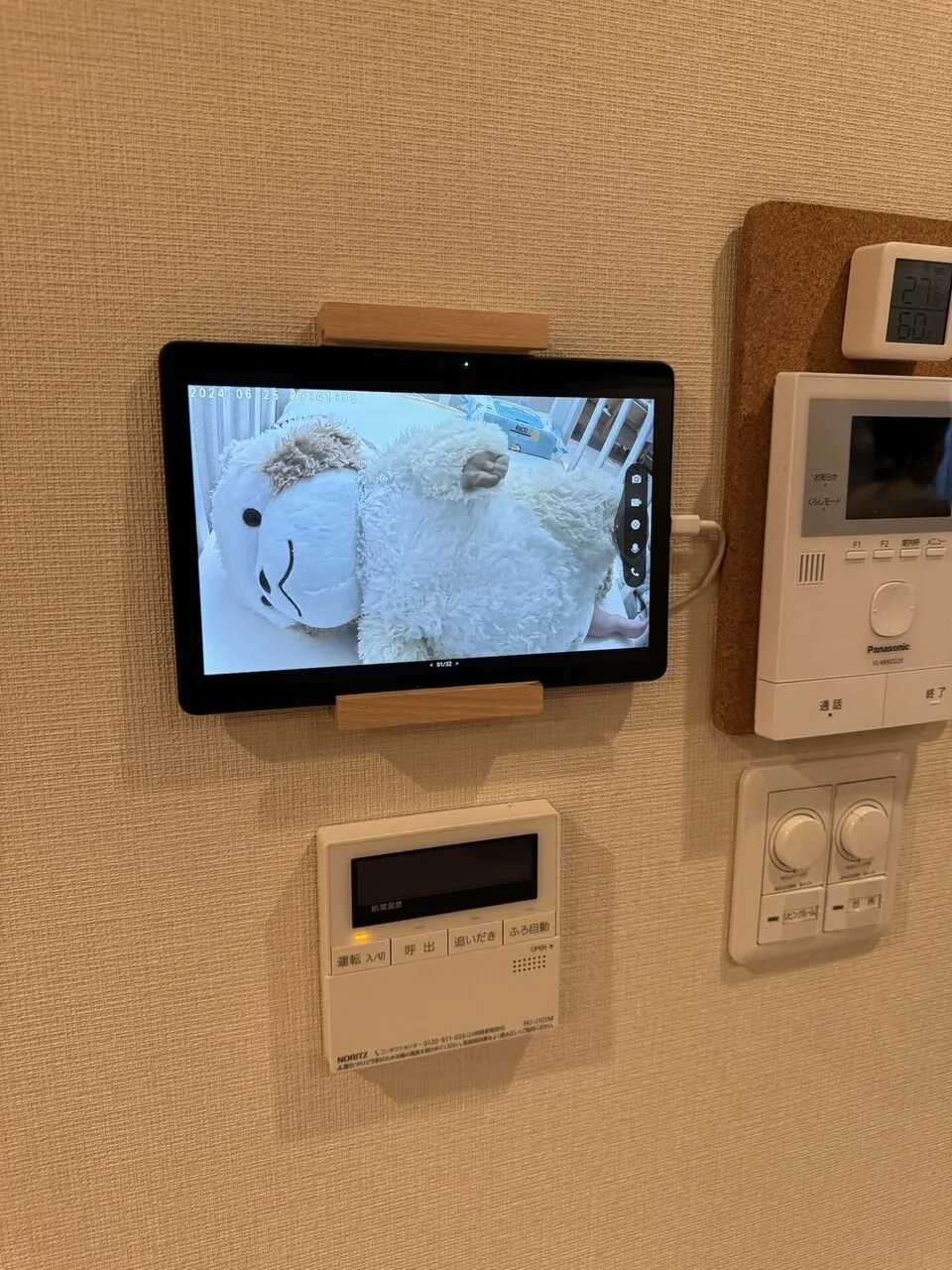 壁掛けタブレットでストリーム表示