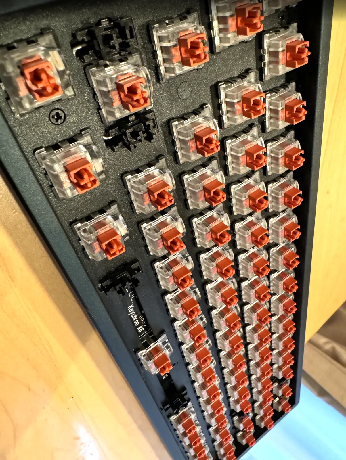Keychron K6のキースイッチを交換している様子