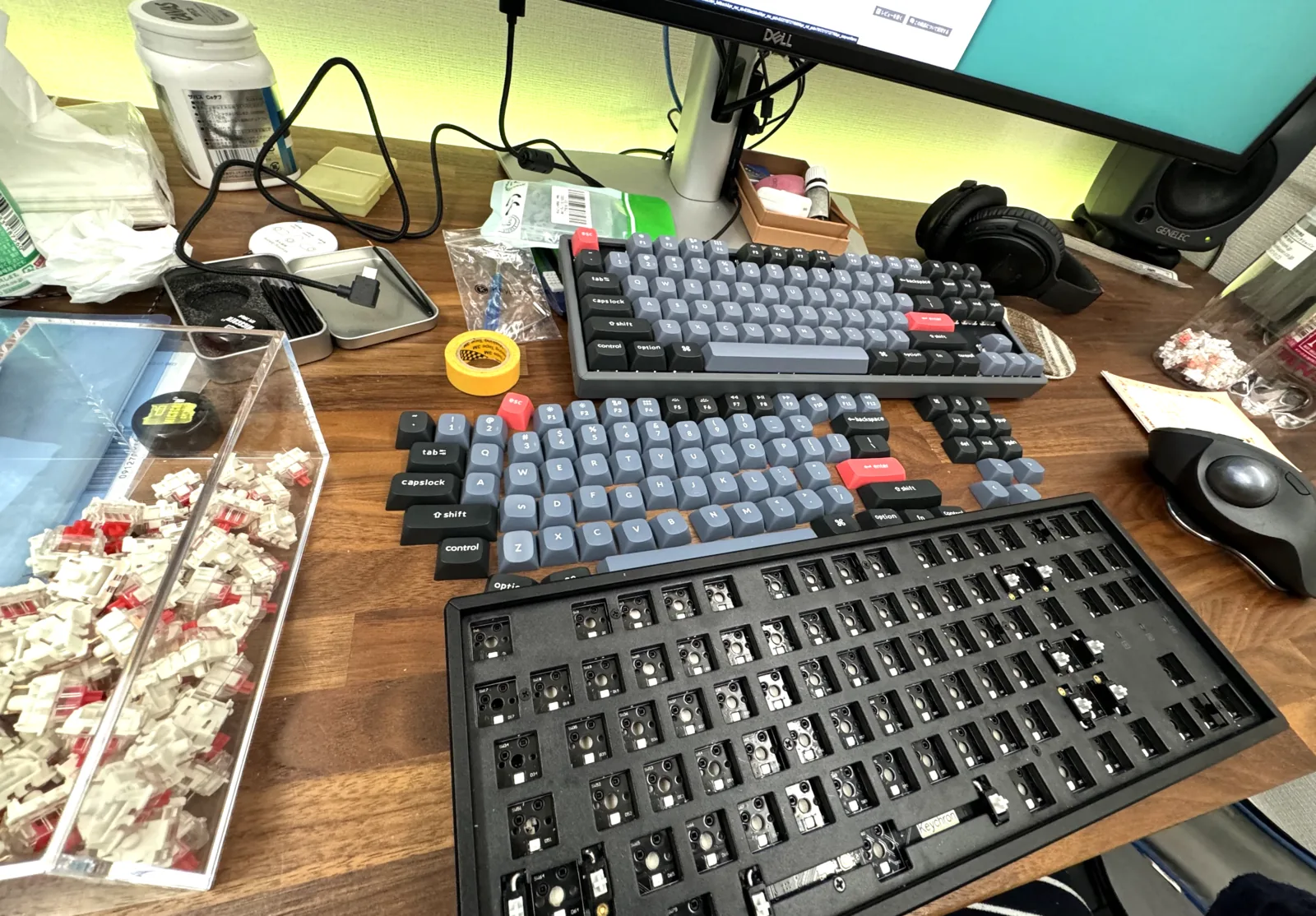 スイッチやグリス、工具が散らかった作業風景