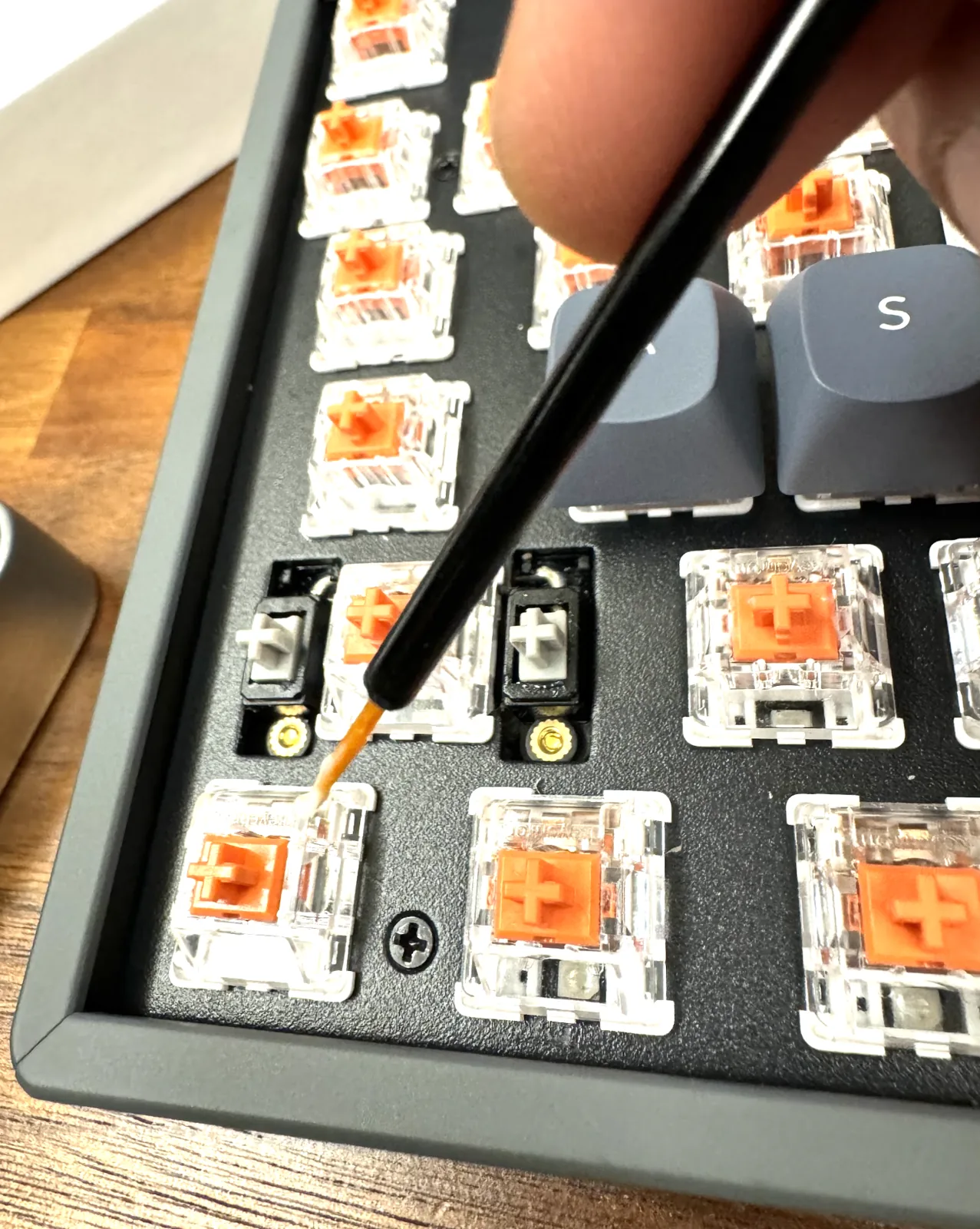 スイッチにグリスを塗布している様子