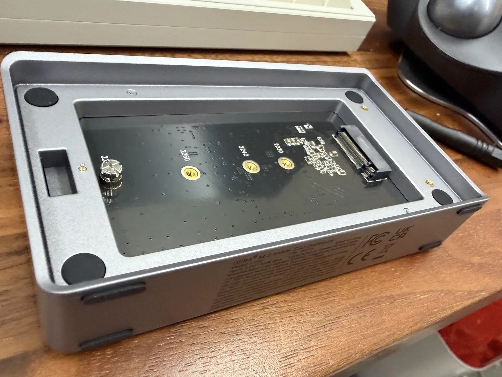 ケースの蓋を開けて M.2 スロットが見える状態
