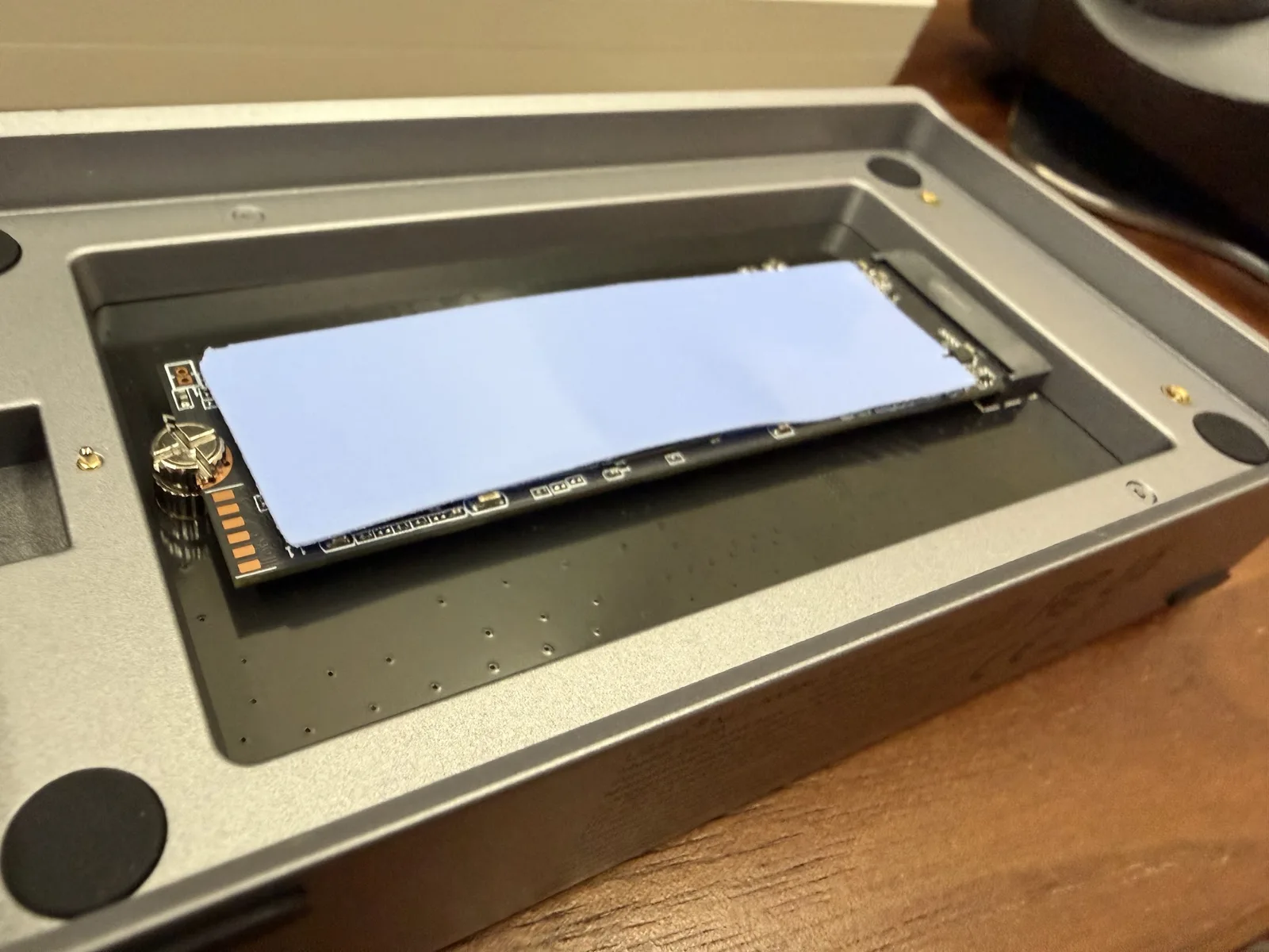 SSD の上に熱伝導シリコンパッドを貼り付けた状態