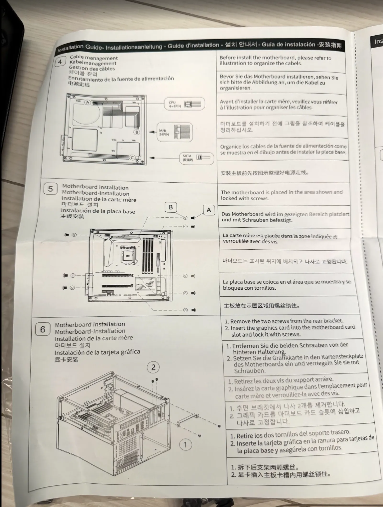 JONSBO N4 の説明書 手順 4〜6。ケーブルマネジメント、マザーボードの取り付け、グラフィックカードの取り付け