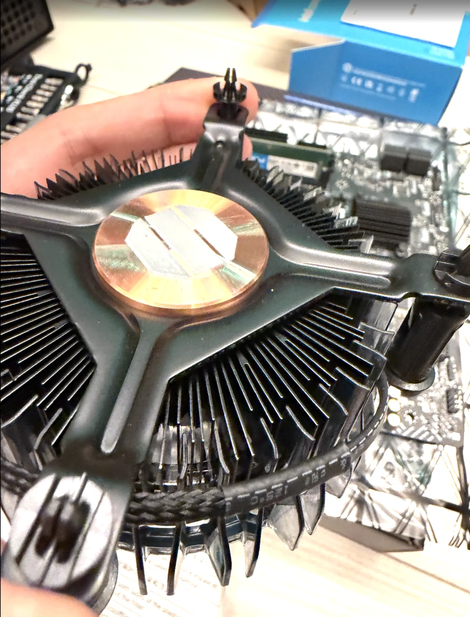 Intel Laminar RM1 リテールクーラーの底面。銅芯にグリスが塗布済み