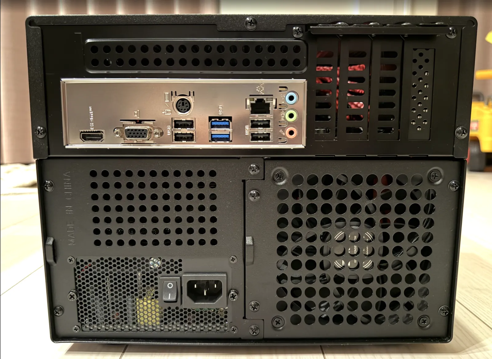 JONSBO N4 の背面。マザーボードの I/O パネル、SFX 電源、拡張スロット