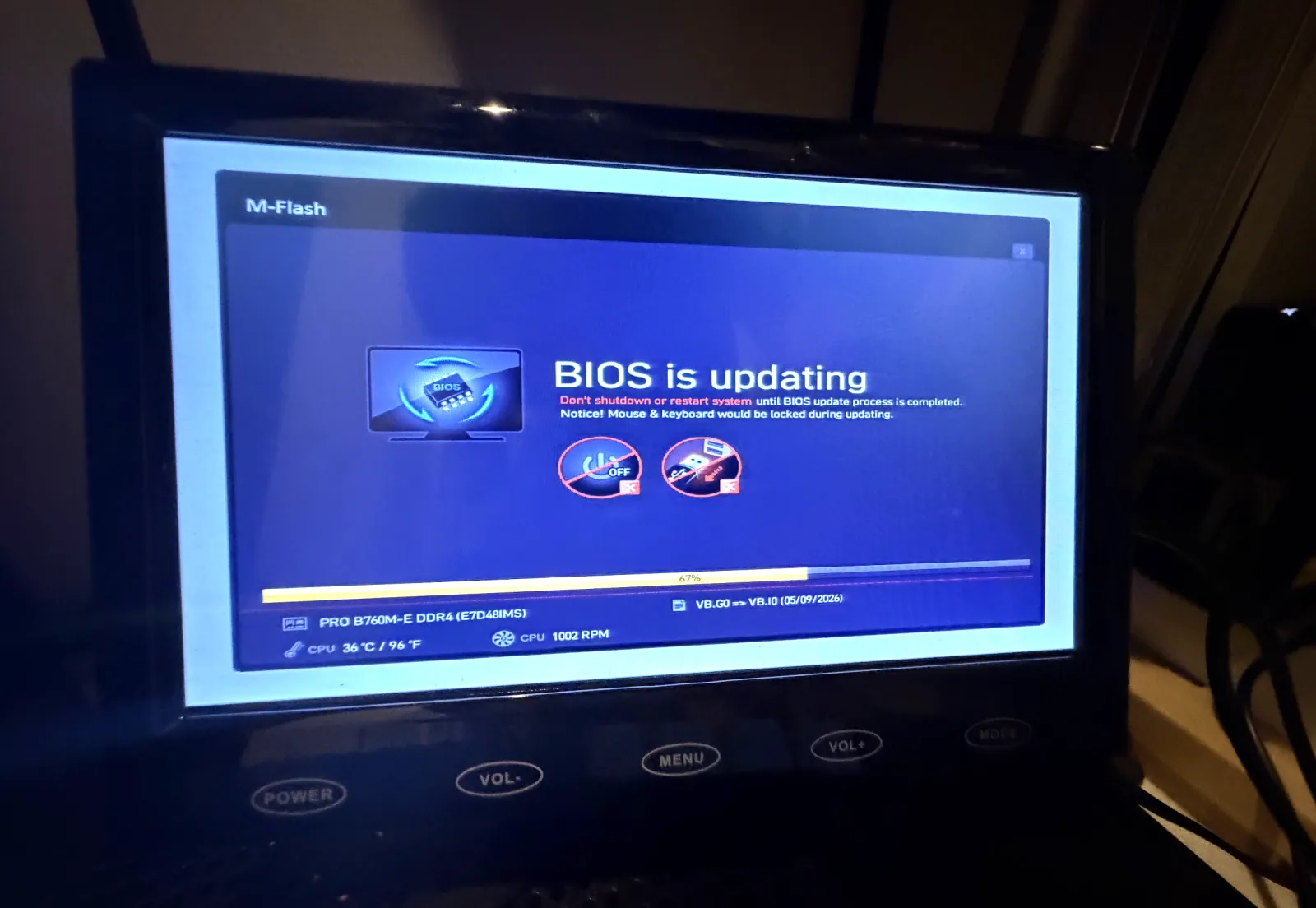 MSI M-Flash による BIOS 更新中の画面。PRO B760M-E DDR4、67% 進行、VB.G0 → VB.I0