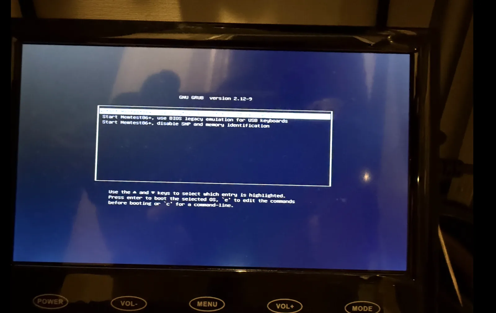 memtest86+ を起動する GRUB メニュー。「Start Memtest86+」の選択肢が並ぶ