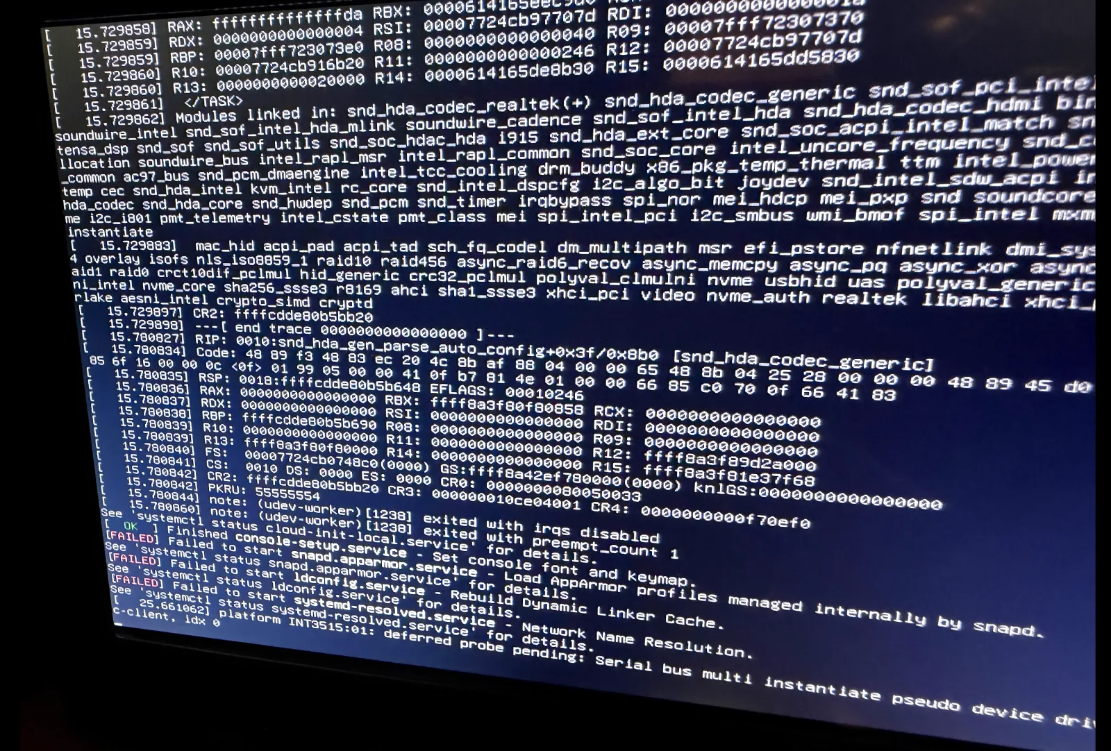 サウンドドライバでカーネルパニックした画面。RIP が snd_hda_gen_parse_auto_config を指し、サウンド関連モジュールが並ぶ