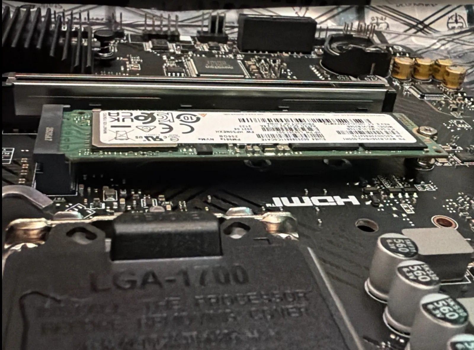 マザーボードの M.2 スロットに Samsung PM981a 256GB を装着した状態