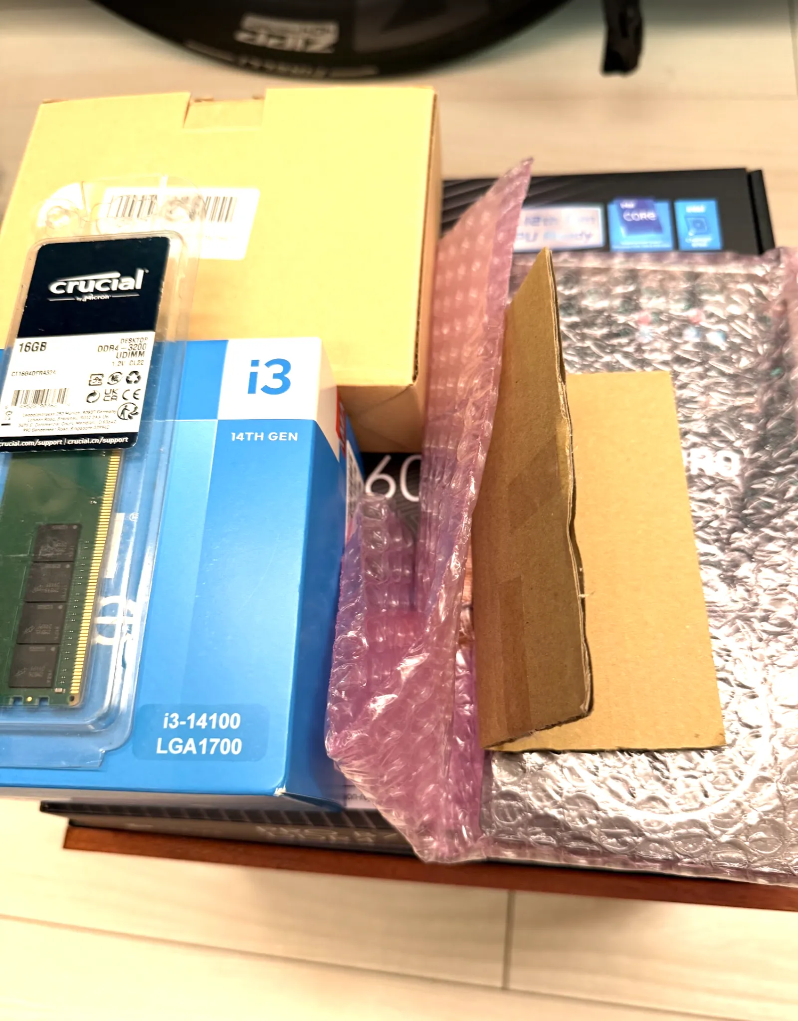 Crucial 16GB DDR4-3200 UDIMM、Intel Core i3-14100 の箱、MSI のマザーボード