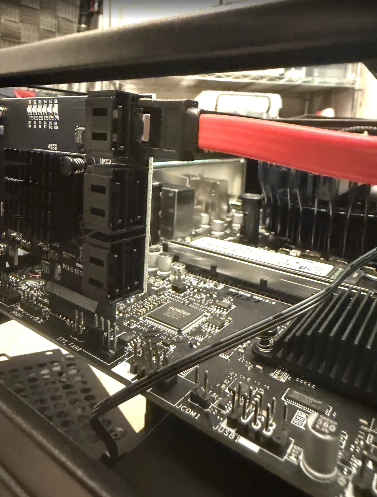 PCI Express x1 スロットに装着した MZHOU ASM1166 の SATA 拡張カード。S1〜S6 のポートが並ぶ