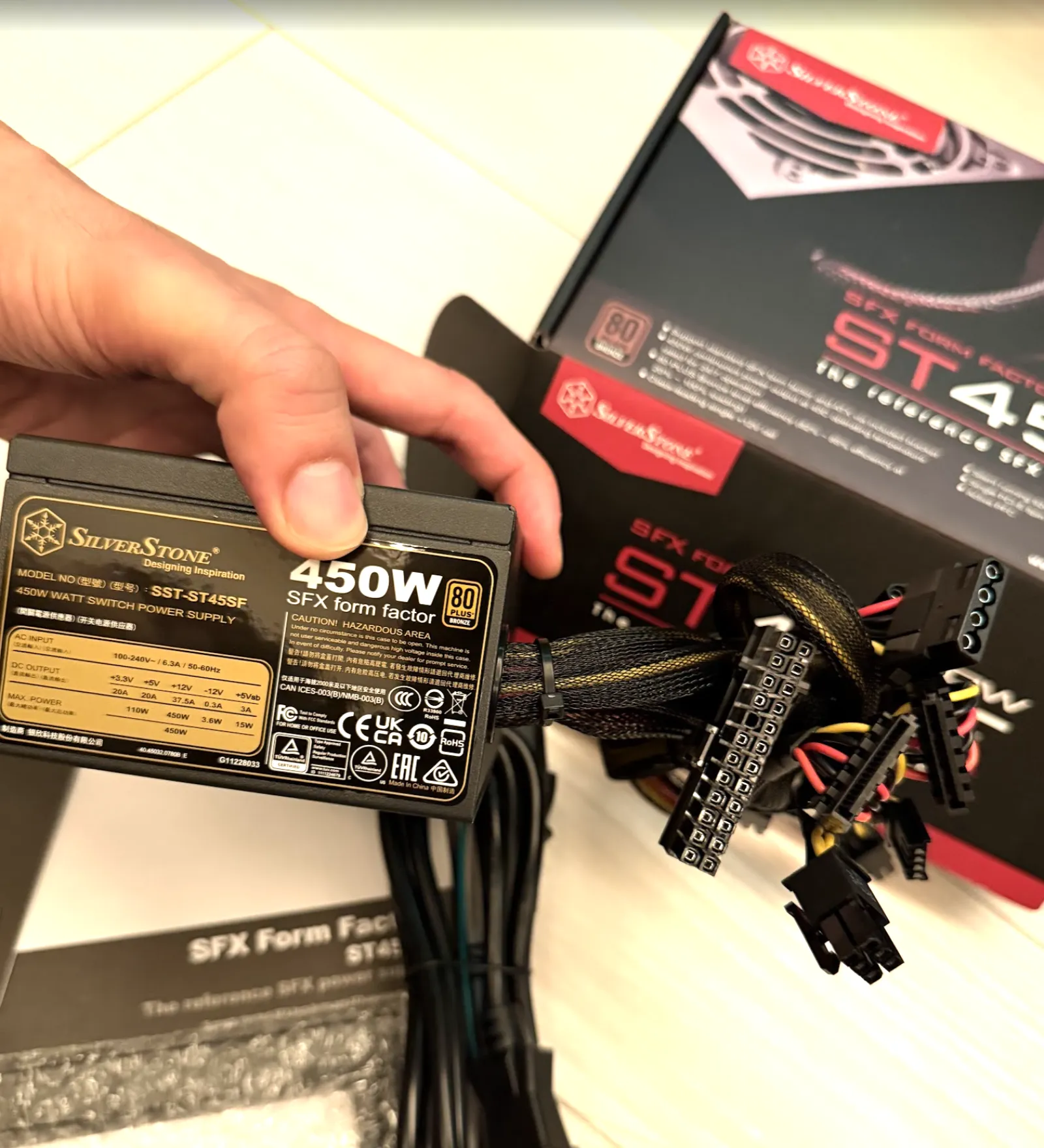 SilverStone SST-ST45SF 450W 80PLUS Bronze の本体と箱