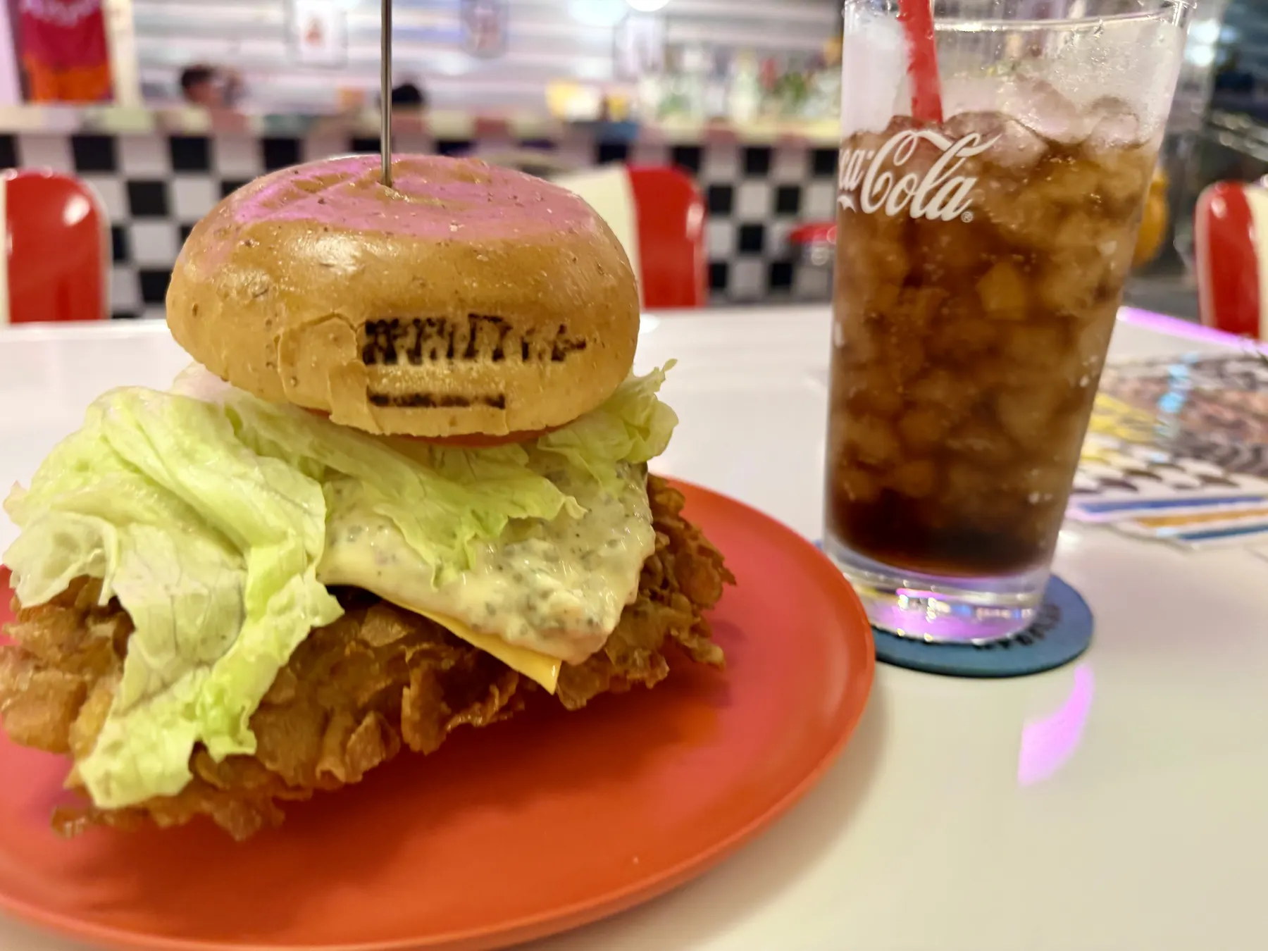 オサカナタイガーのバーガーとコーラ