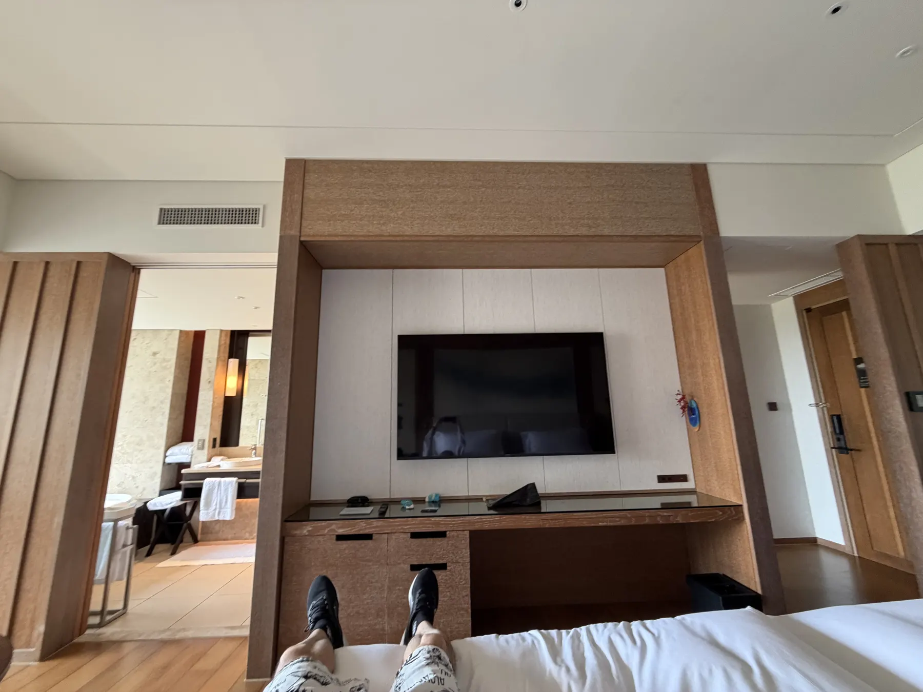 ベッドから見たテレビ