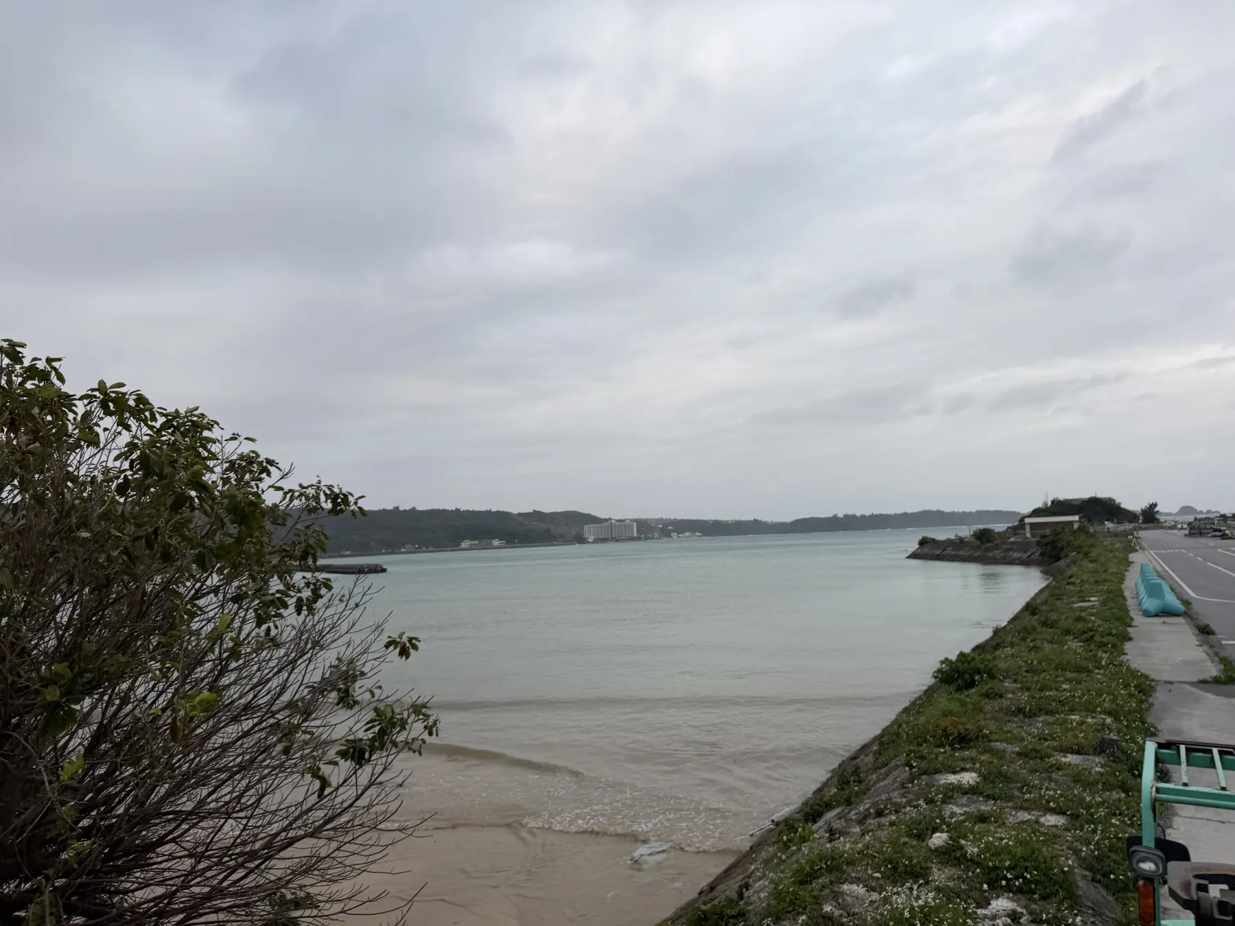 曇り空の海岸