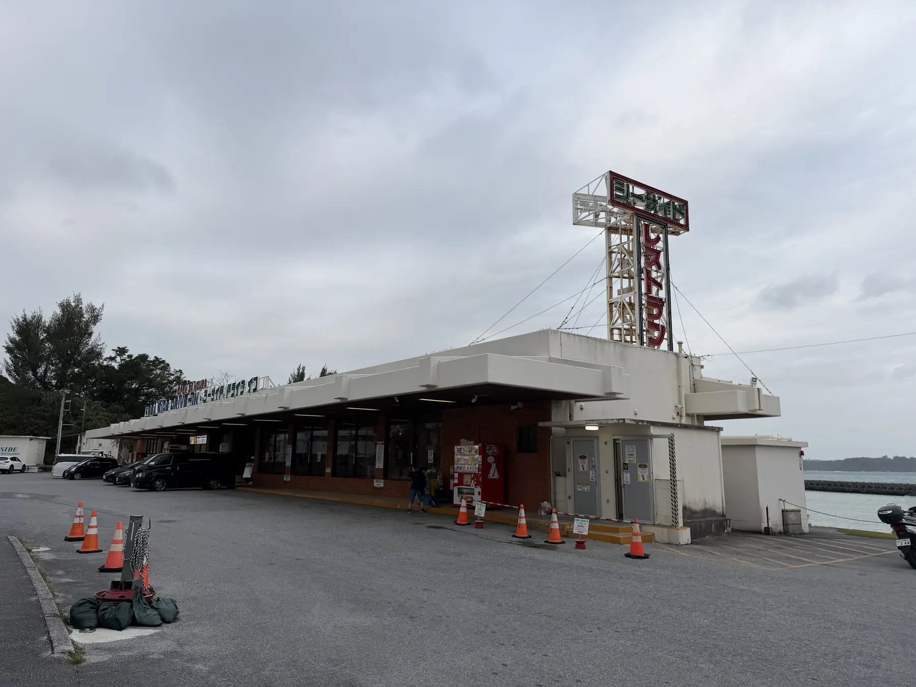 シーサイドドライブインの建物